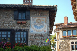 The sun dial on our hotel in Pérouges (478x)