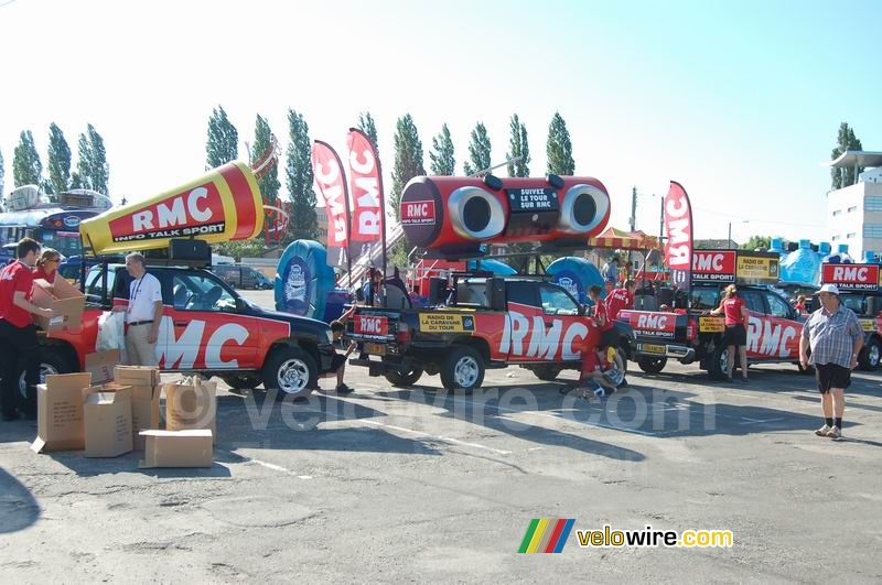 La caravane publicitaire RMC sur le parking à Bourg-en-Bresse