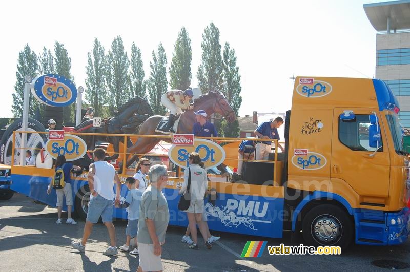 Le char de la caravane publicitaire PMU à Bourg-en-Bresse