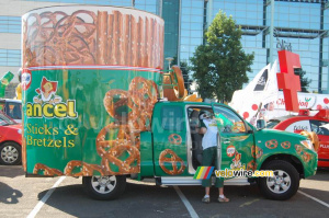 The Ancel advertising caravan in Bourg-en-Bresse (1) (571x)