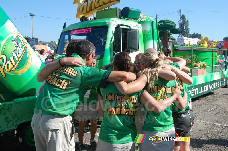 Team motivation of the Panach' advertising caravan before the start