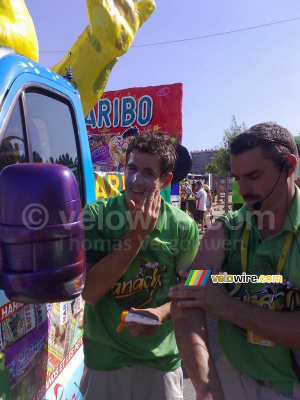Mettre de la crème solaire devient un rituel quotidien sur le Tour de France (344x)