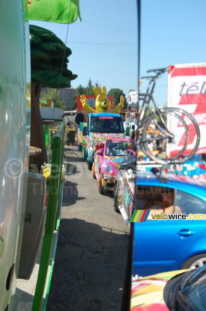 La caravane publicitaire Haribo vue dans le rétro du char de la caravane Panach' (480x)