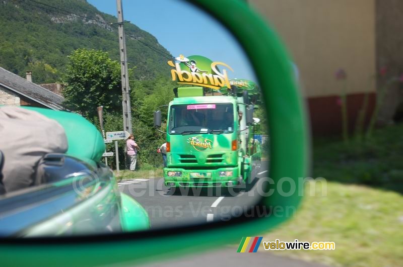 De vrachtwagen in de achteruitkijkspiegel van de New Beetle van Panach'