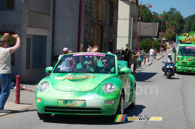 Caravane publicitaire Panach' : New Beetle et char (2)