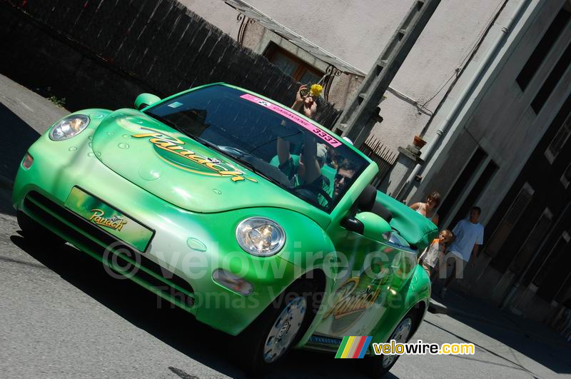 Een New Beetle van de Panach' reclamecaravaan