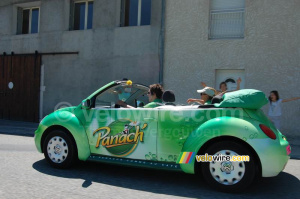 Une New Beetle de la caravane publicitaire Panach' (2) (590x)