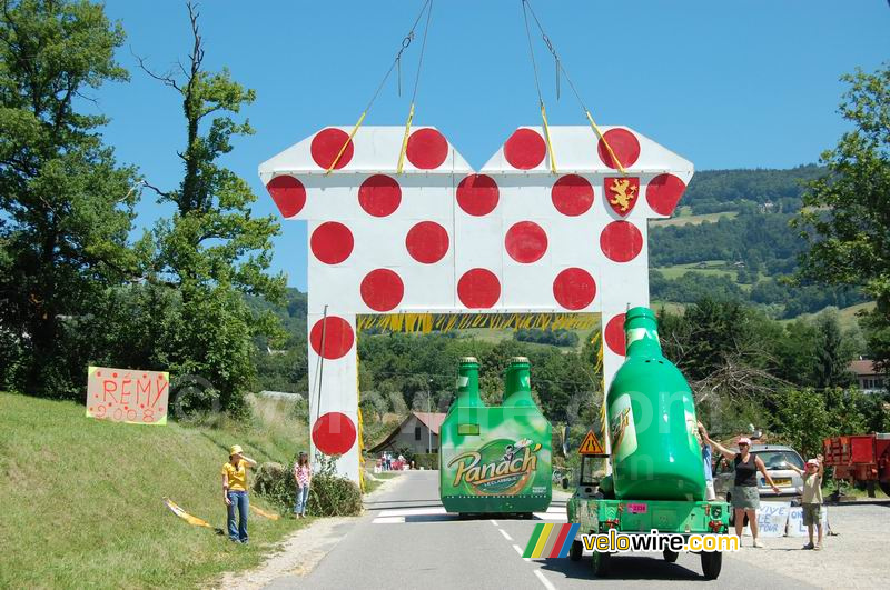 La caravane publicitaire Panach' passe en-dessous du maillot à pois