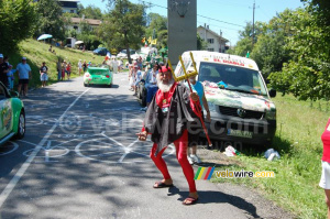 Le diable du Tour (El Diablo) doublé par la caravane publicitaire Panach' (550x)