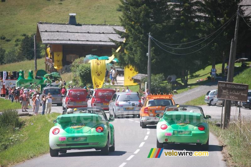 La caravane publicitaire Panach' et quelques voitures de partenaires du Tour de France