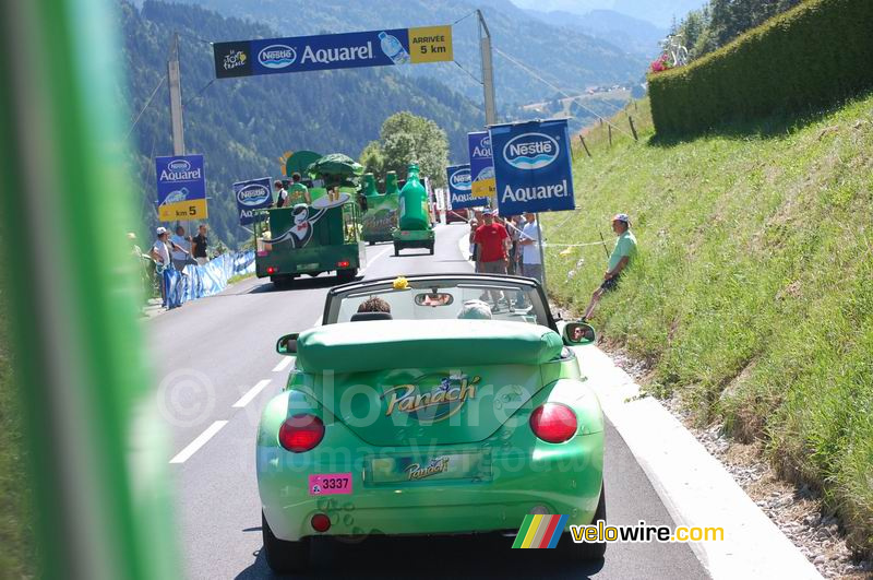 The Panach' advertising caravan at 5 km from the finish