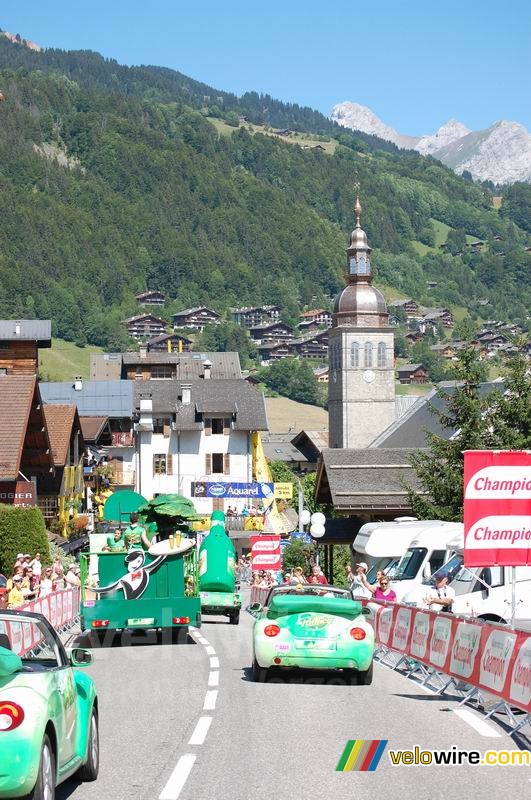 The Panach' advertising caravan and the Notre-Dame de l'Assomption church in Le Grand-Bornand