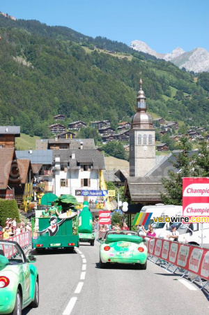 La caravane publicitaire Panach' et l'église Notre-Dame de l'Assomption au Grand-Bornand (499x)