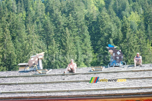 Cycling cows and sitting people in Le Grand-Bornand (587x)