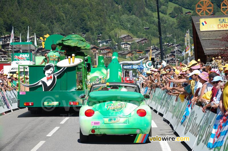 De Panach' reclamecaravaan net voor de finish in Le Grand-Bornand