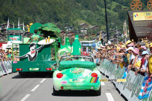 La caravane publicitaire Panach' juste avant l'arrivée au Grand-Bornand (602x)