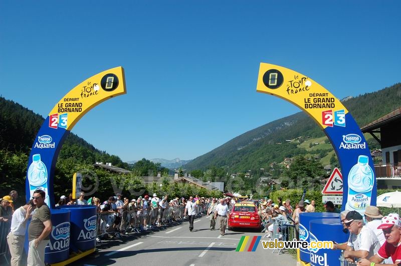 The start arch for the Le Grand-Bornand > Tignes stage