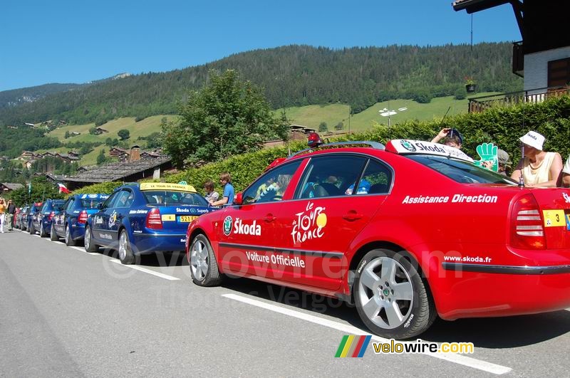 Quelques unes des voitures officielles du Tour de France au Grand-Bornand