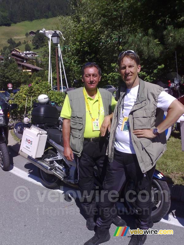 Gio Lippens en zijn motorrijder Guido van Calster voor NOS Radio Tour de France in Le Grand-Bornand