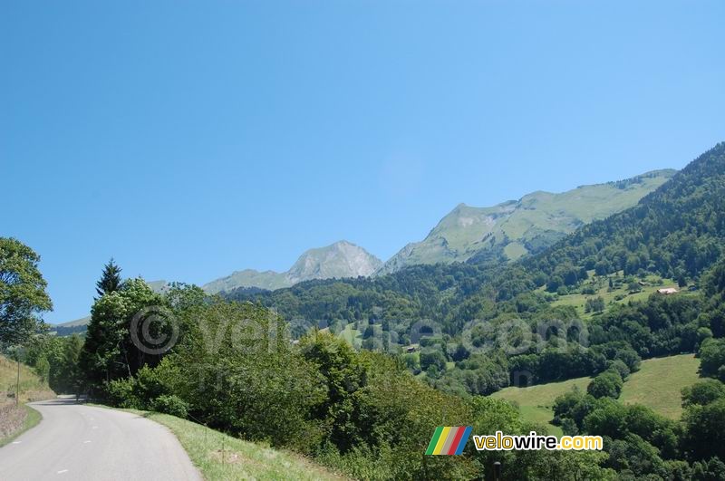 Een mooi uitzicht in de bergen van de etappe Le Grand-Bornand > Tignes