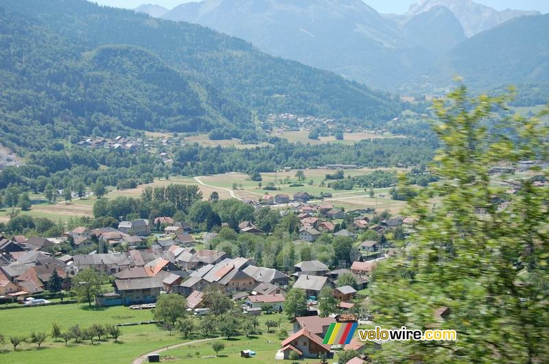 Een uitzicht over een dorpje in het dal tijdens de etappe Le Grand-Bornand > Tignes