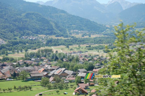 Vue sur un petit village dans une vallée sur l'étape Le Grand-Bornand > Tignes (356x)