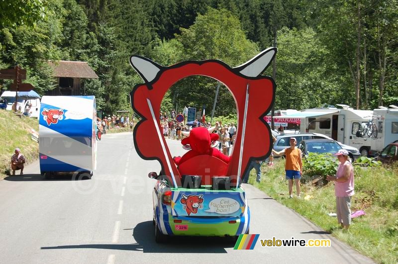 The La Vache Qui Rit cow in the advertising caravan (2)