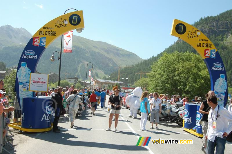 Meggie onder de startboog van de etappe Val d'Isère > Briançon