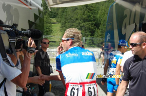 Christophe Moreau (AG2R) (et Yoann le mécanicien sur la droite) (423x)