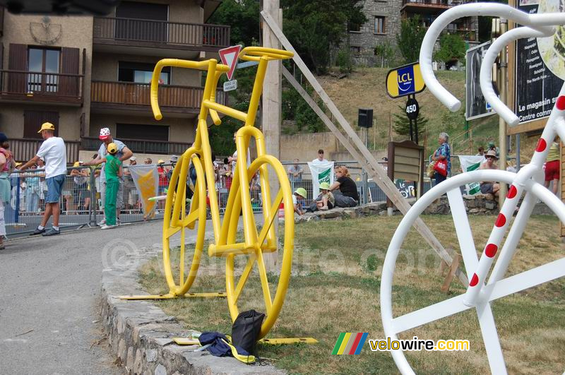 Polka dot and jellow jersey bikes