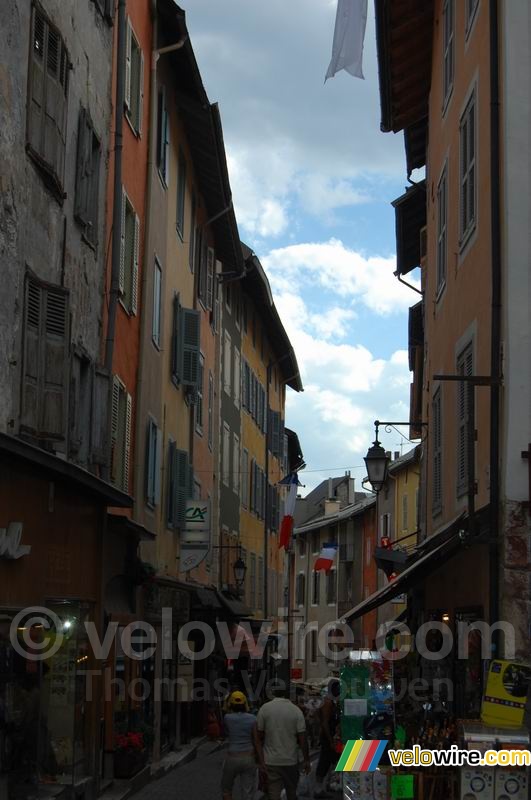 Kleurrijke huisjes in een straatje in Brianon (La Grande Rue)