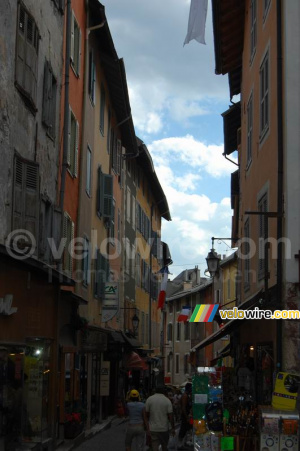 Des maisons colorées dans La Grande Rue à Briançon (370x)