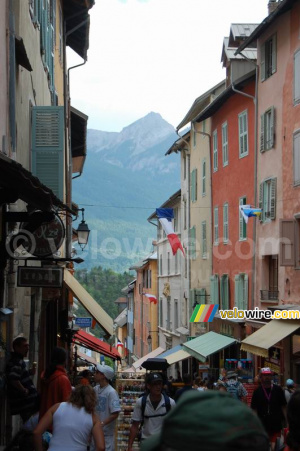 Des maisons colorées dans La Grande Rue à Briançon (2) (365x)