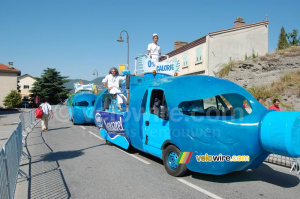 Le docteur et l'infirmière dans la caravane publicitaire Nestlé Aquarel (517x)