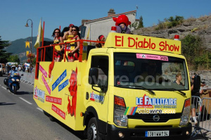 Les danseuses du 'El Diablo Show' de la caravane Le Faillitaire (492x)