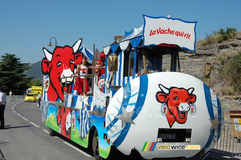 Le char de la caravane publicitaire La Vache Qui Rit