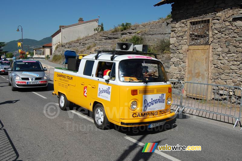 La voiture de Camping Tour dans la caravane publicitaire