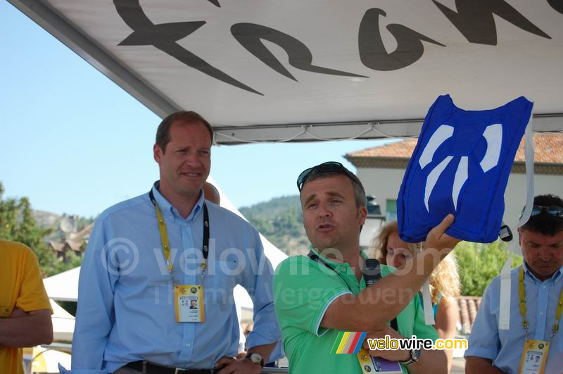 The mayor of Tallard offers Christian Prudhomme a parachute lesson