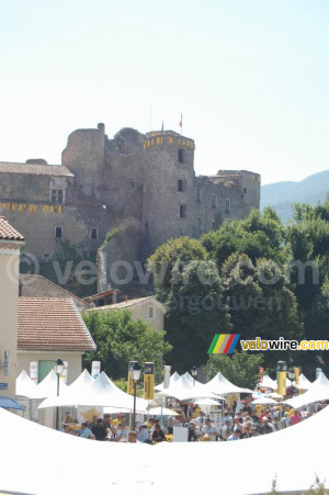 Le château de Tallard au-dessus du Village Départ (1324x)