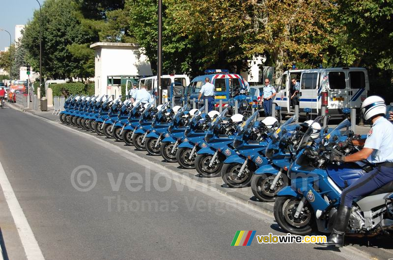 Les motos de la garde républicaine sont bien alignées ici