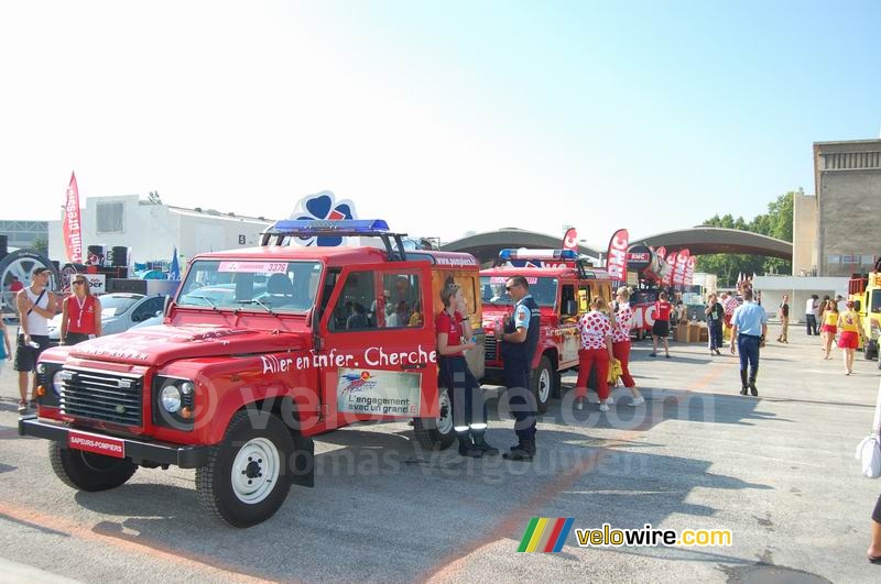 De brandweer- en RMC reclamecaravaans op de parkeerplaats in Marseille