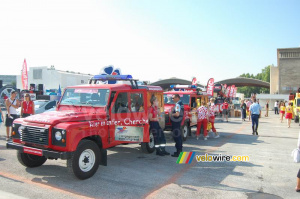 Les caravanes publicitaires des pompiers et de RMC au parking caravane à Marseille (426x)