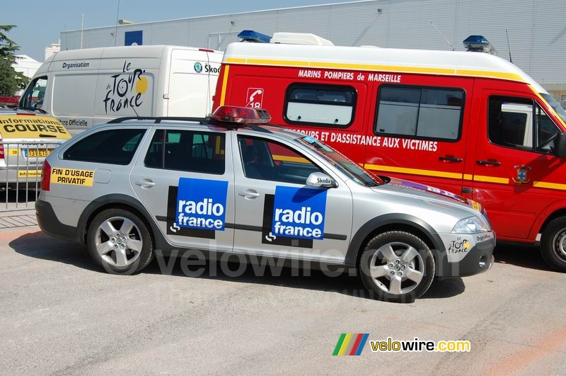 La voiture Radio France qui se trouve devant la caravane publicitaire