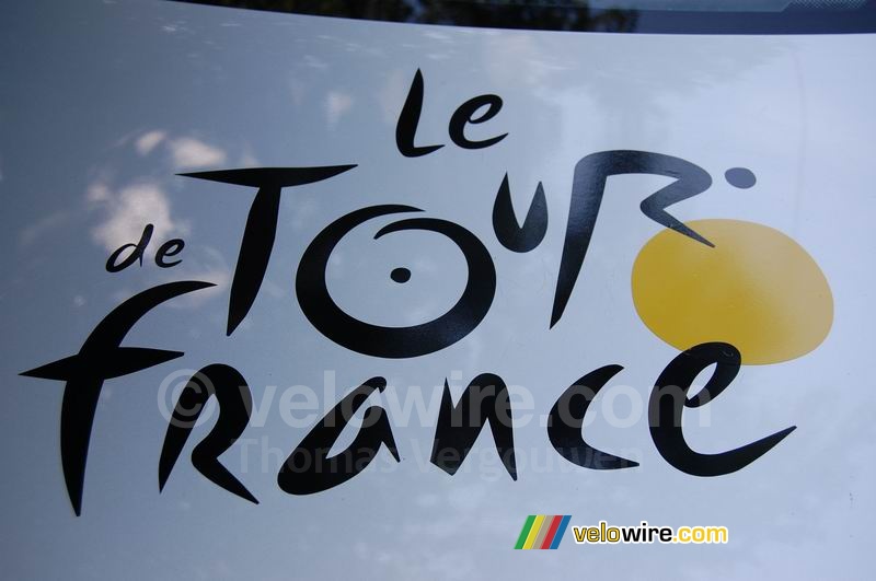 Le logo Tour de France sur la voiture 