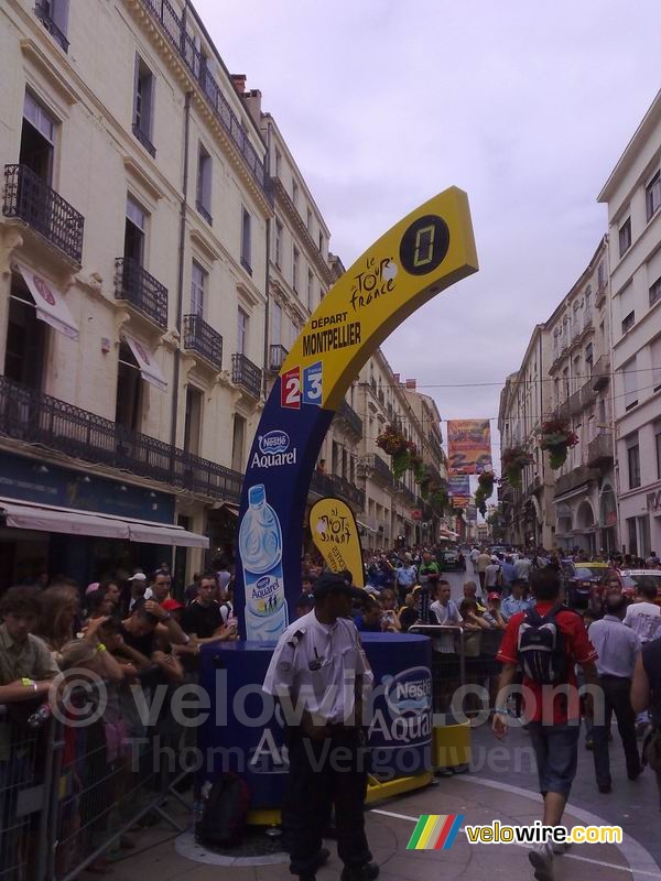 The start arch for the Montpellier > Castres stage