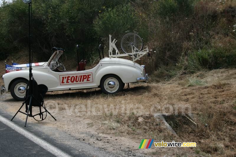 Une ancienne voiture utilisée pour le tournage d'une émission de L'Equipe TV