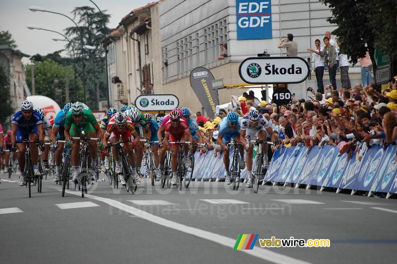 De aankomst in Castres: een sprint gewonnen door Tom Boonen (1)