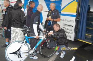 Yoann Le Foulgoc règle le vélo de John Gadret (AG2R) (1666x)