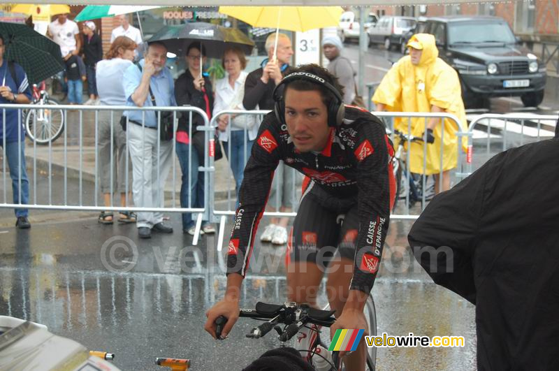 Nicolas Portal (Caisse d'Epargne) aan het warmrijden in Albi