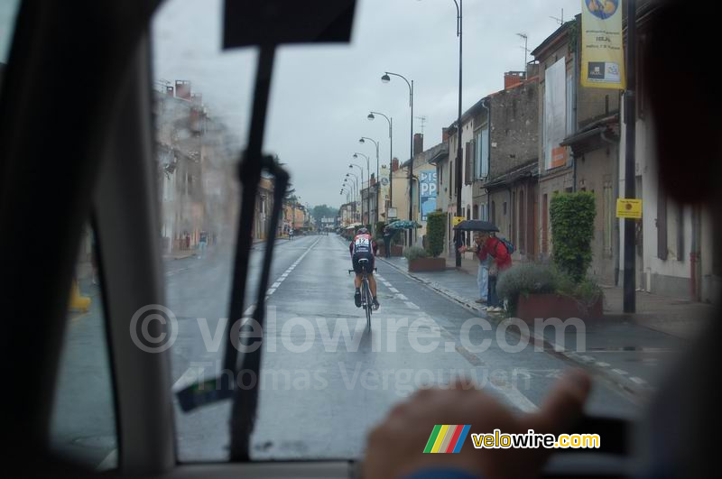 David Arroyo (Caisse d'Epargne) is vertrokken (vanuit de ploegleidersauto)